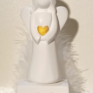 Engel auf Podest mit goldenem Herz