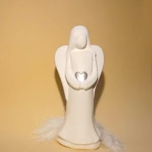 Engel mit silbernem Herz