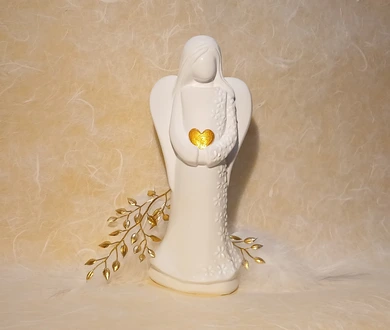 Handgegossener großer Engel mit goldenem Herz aus Artestone