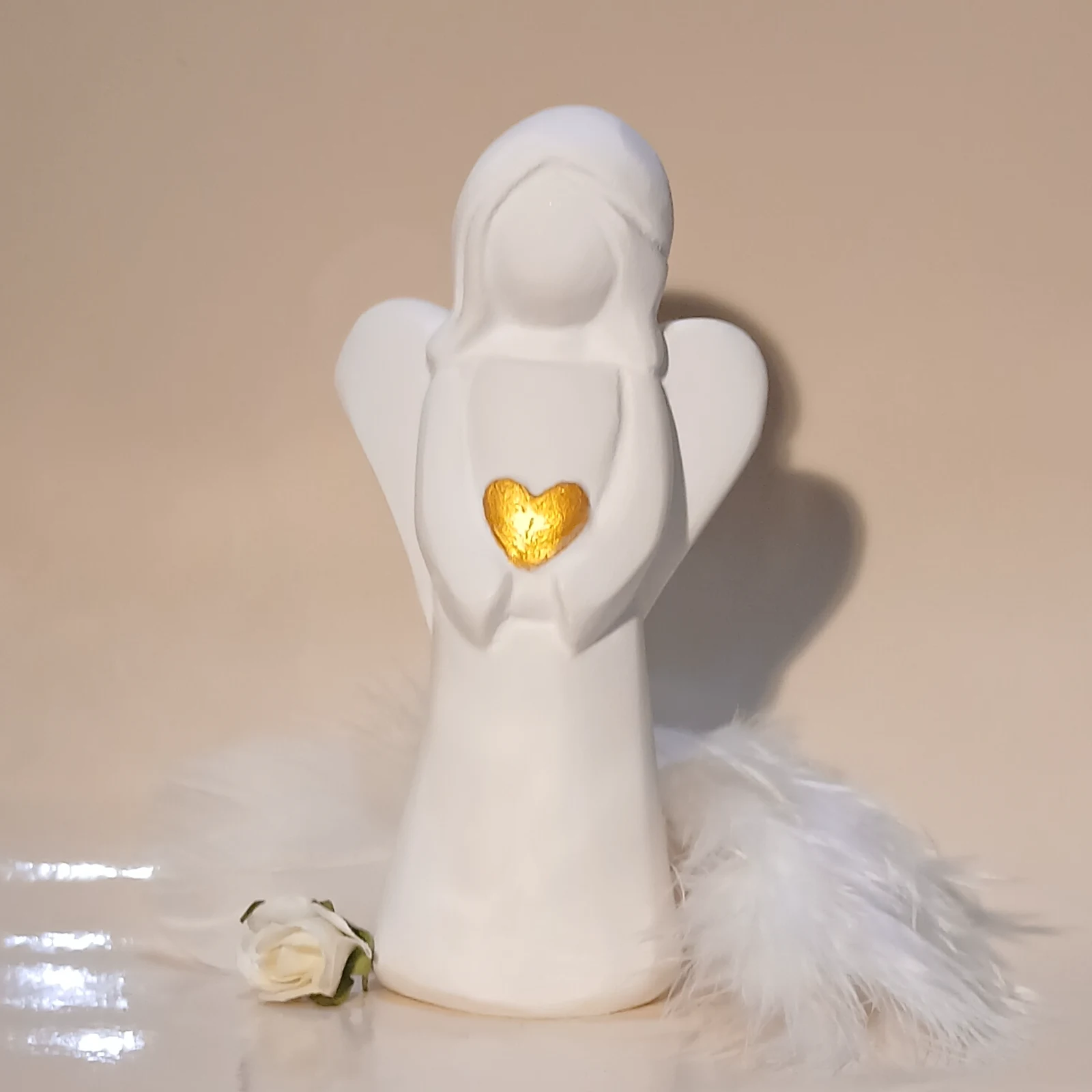 Mittelgroßer Engel mit goldenem Herz