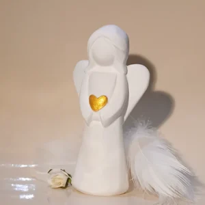 Mittelgroßer Engel mit goldenem Herz