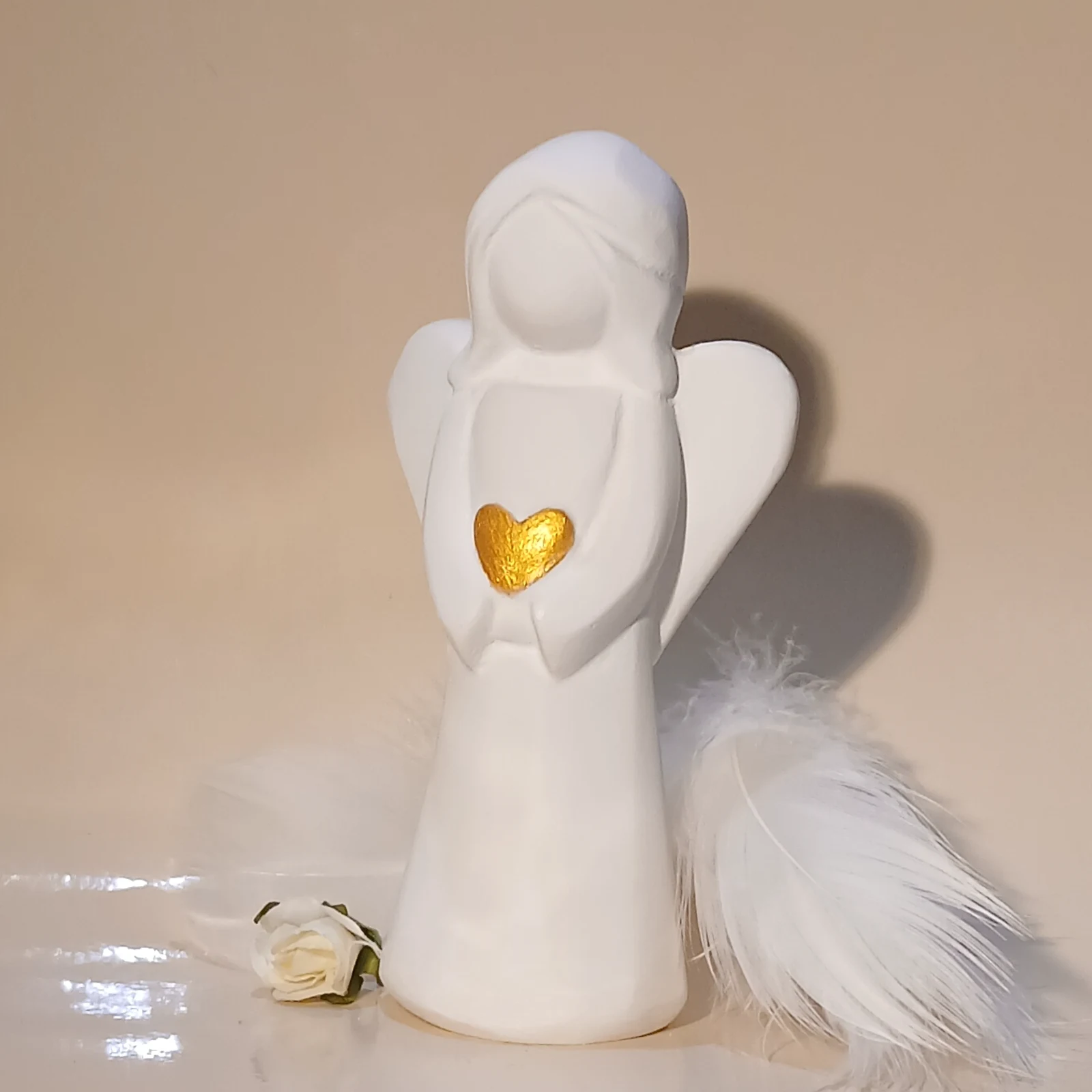 Mittelgroßer Engel mit goldenem Herz