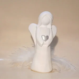 Mittelgroßer Engel mit silbernem Herz